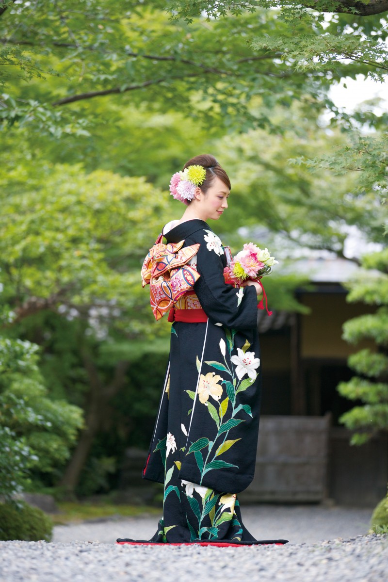百合の描かれた黒引振袖が魅力的 京都 タガヤ和婚礼