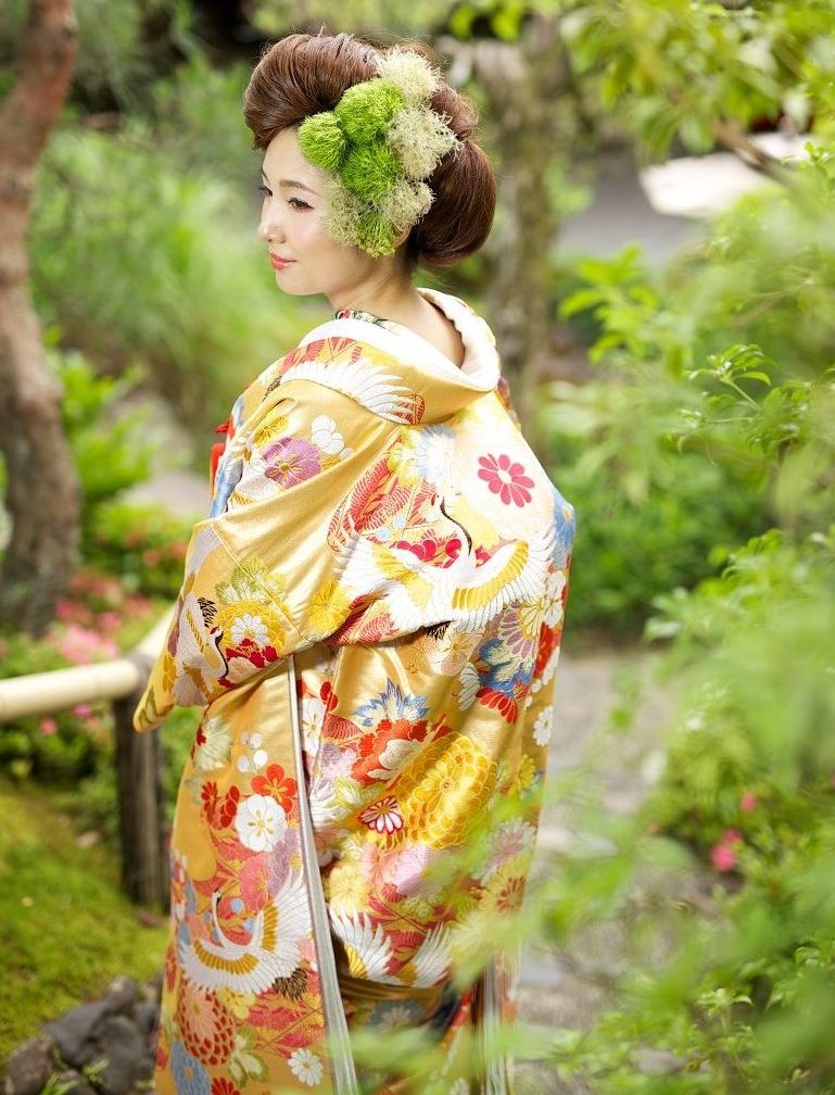 飛び交う「鶴」が優雅！おすすめの色打掛をご紹介♪ | 京都/タガヤ和婚礼