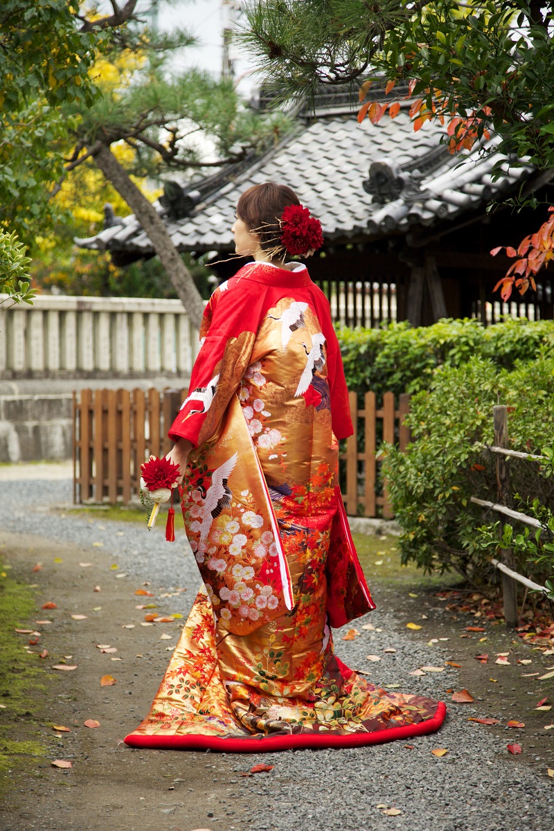 前撮り＊色打掛】後ろ姿ショットで優美な花嫁姿 | 京都/タガヤ和婚礼