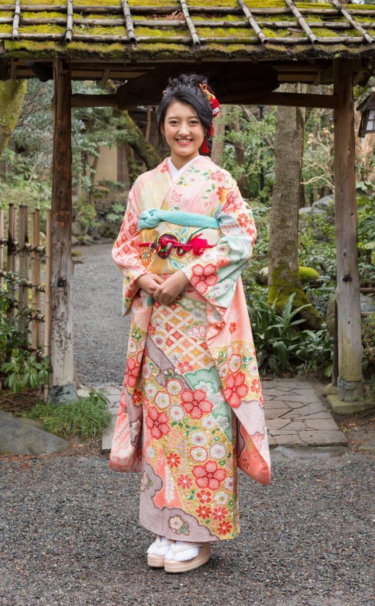 【ゲスト衣装】結婚式に呼ばれたら振袖で華やかに | 京都/タガヤ和婚礼