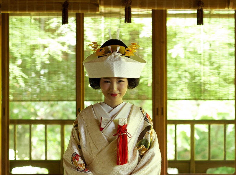 綿帽子 と 角隠し の違いとは 結婚式での和装アイテムを解説 京都 タガヤ和婚礼