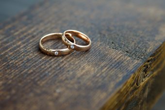 和風が好きなら木目の結婚指輪がおすすめ！人気ブランドを紹介！